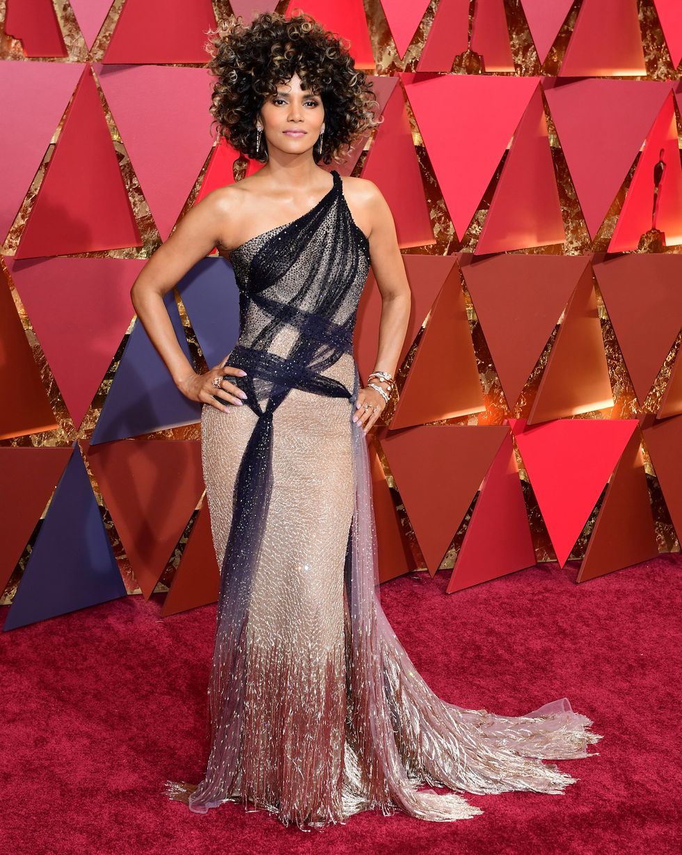 halle berry arriving at the 89th academy awards held at the dolby theatre in hollywood, los angeles, usa press association photo picture date sunday february 26, 2017 see pa story showbiz oscars photo credit should read ian westpa wire