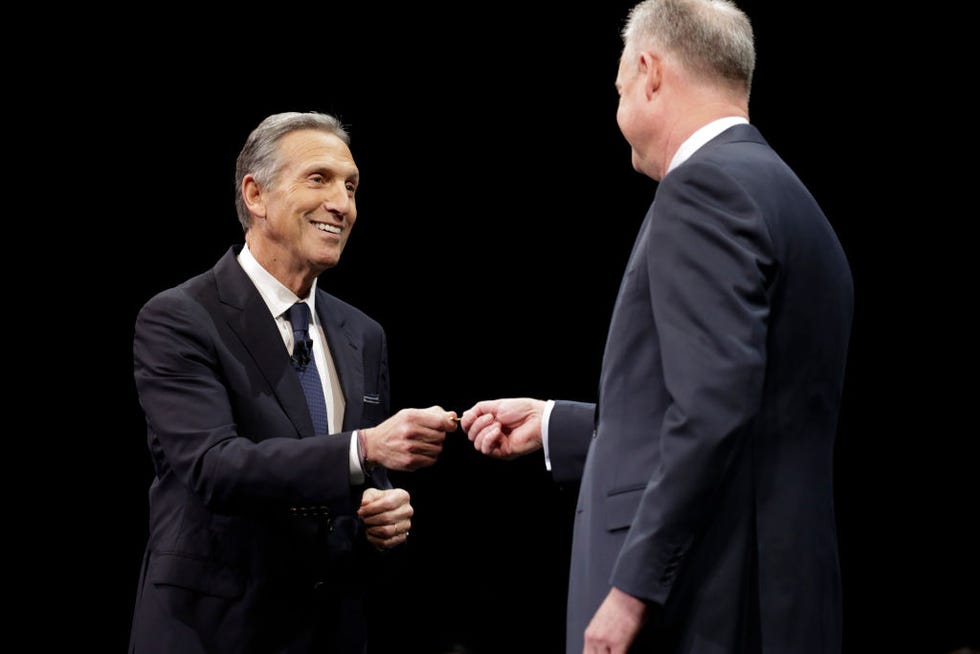 Gesture, Event, Conversation, Suit, Businessperson, Handshake, Interaction, Business, Formal wear, White-collar worker, 