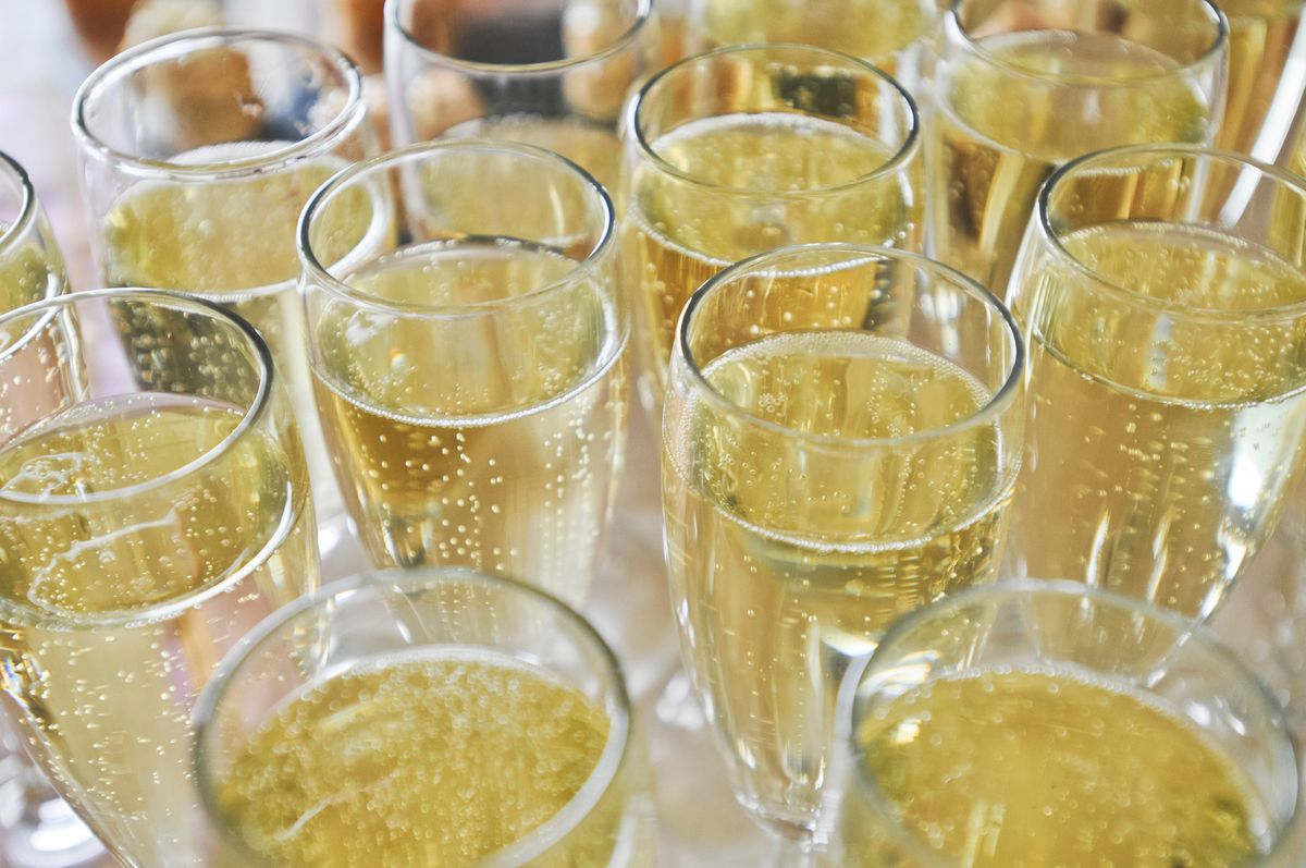 Drink, Champagne cocktail, Drinkware, Alcoholic beverage, Glass, Champagne, Apéritif, Spritzer, Distilled beverage, Beer glass, 