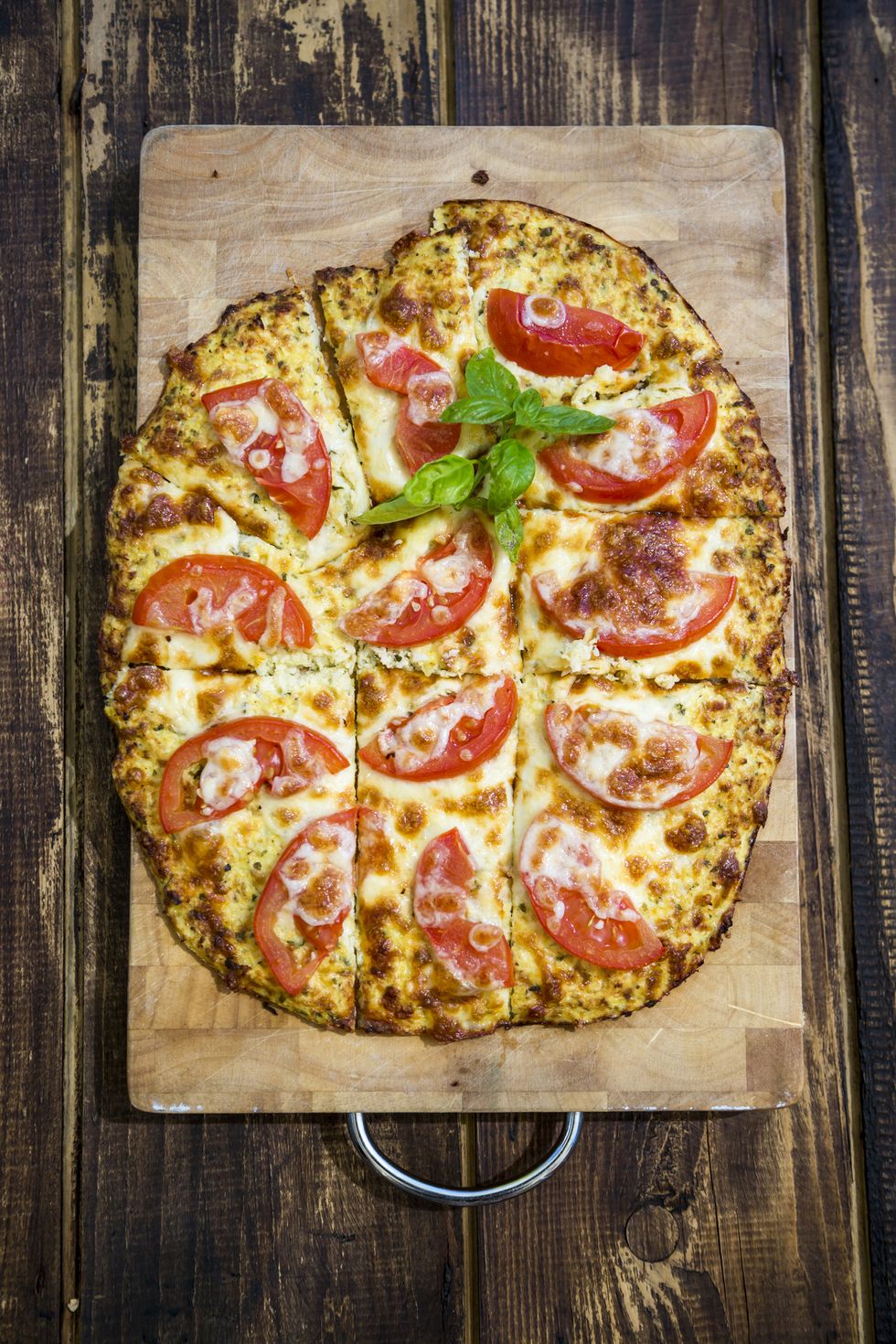 pizza de coliflor y tomates