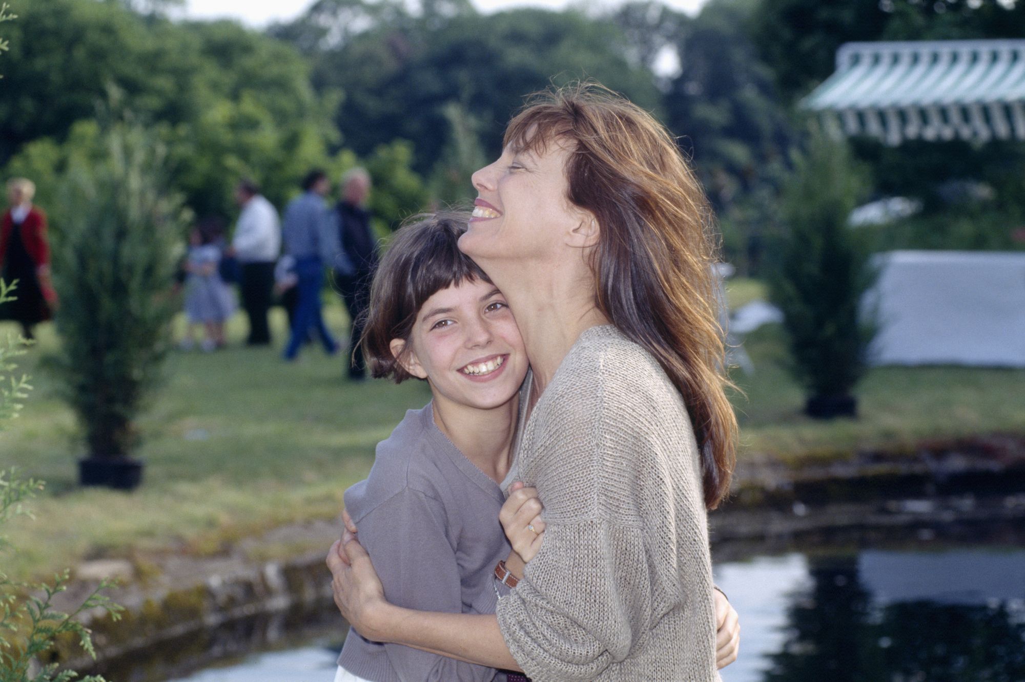 french actress lou doillon with her mother, british actress and singer jane birkin, on the set of the film les cent et une nuits de simon cinema, a hundred and one nights of simon cinema, directed by french director agnes varda photo by eric robertsygmasygma via getty images