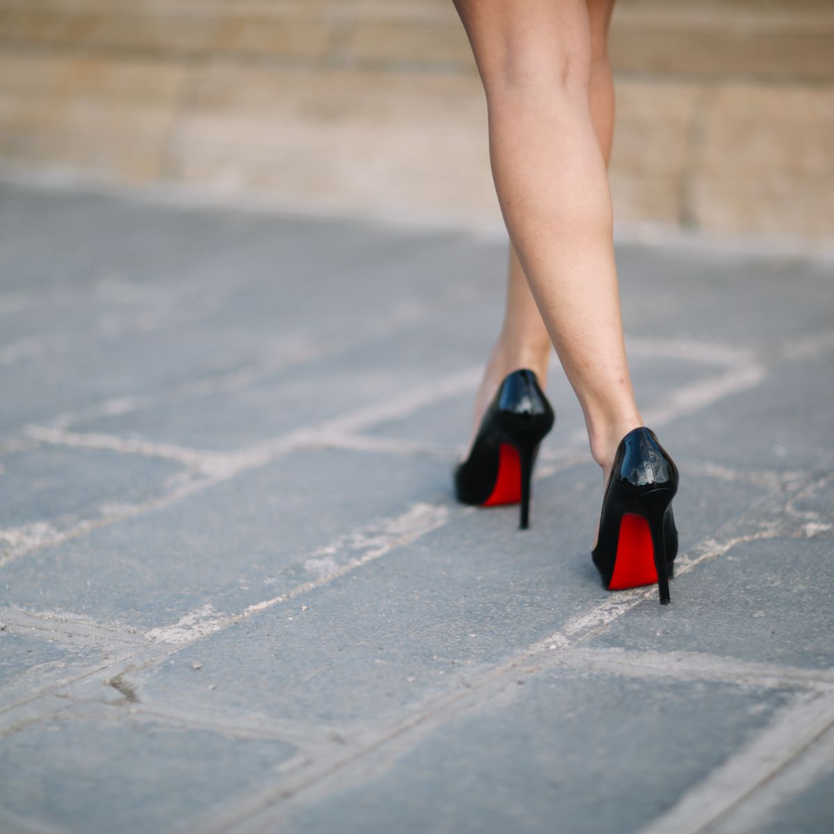 Louboutin: por qué el color rojo en la suela de los zapatos