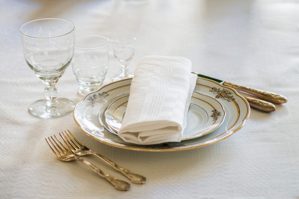 mesa con cubiertos y platos
