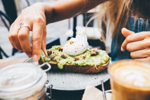 broodje avocado met ei en koffie