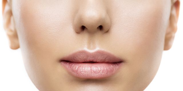 Твоего лица рот. Губы женские светлый фон. Увлажненные ухоженные губы женщины в 50.