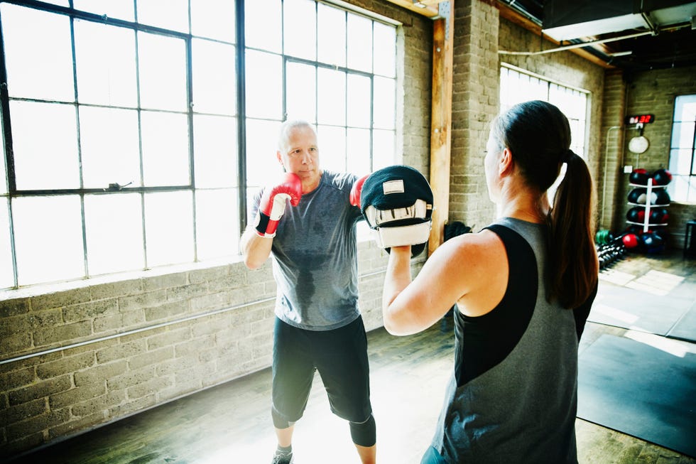 Boxing, Kickboxing, Physical fitness, Room, Sports training, Krav maga, Boxing glove, Contact sport, Sport venue, Punching bag, 