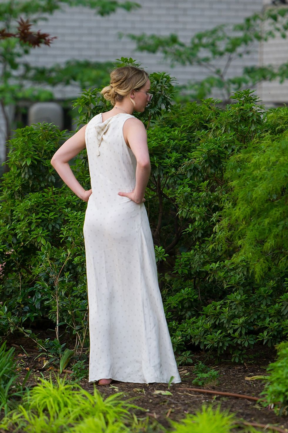 People in nature, Dress, Clothing, White, Hair, Photograph, Green, Bridal party dress, Shoulder, Grass, 