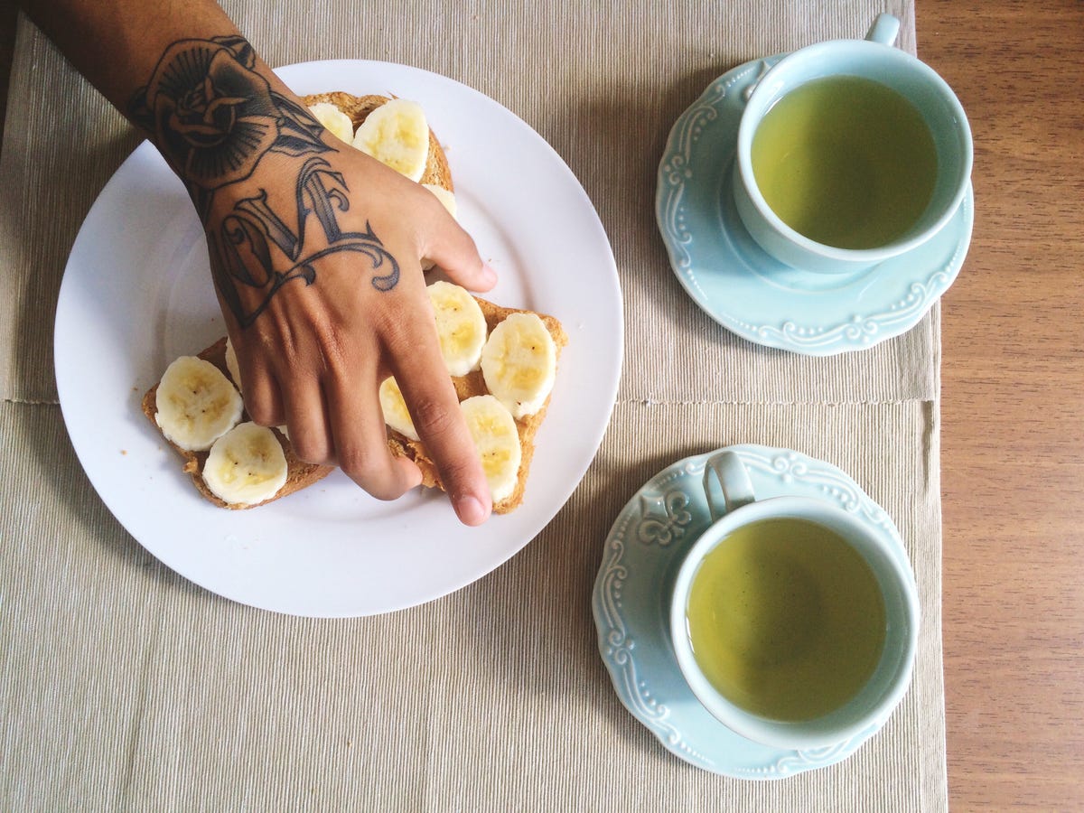 Banana tea. Банановый чай. Чай с бананом в прикуску. Диета 4 банана и чай. Фитнес банан.