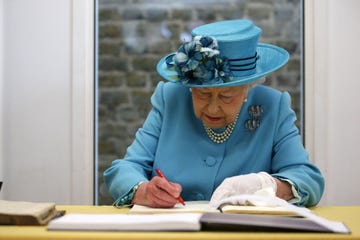 britains queen elizabeth ii signs the visitors book during a visit to poplar in tower hamlets in east london on june 15, 2017, as part of commemorations to mark the centenary of the bombing of upper north street school during the first world war
mayflower primary school now exists on the site of the upper north street school  afp photo  pool  daniel leal olivas        photo credit should read daniel leal olivasafp via getty images
