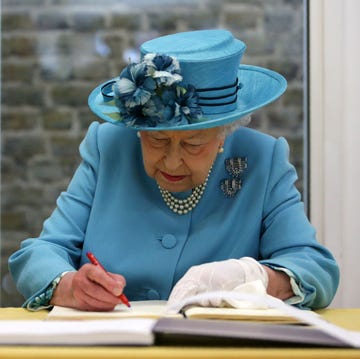 BRITAIN-ROYALS-WW1 britains queen elizabeth ii signs the visitors book during a visit to poplar in tower hamlets in east london on june 15, 2017, as part of commemorations to mark the centenary of the bombing of upper north street school during the first world war
mayflower primary school now exists on the site of the upper north street school afp photo pool daniel leal olivas photo credit should read daniel leal olivasafp via getty images