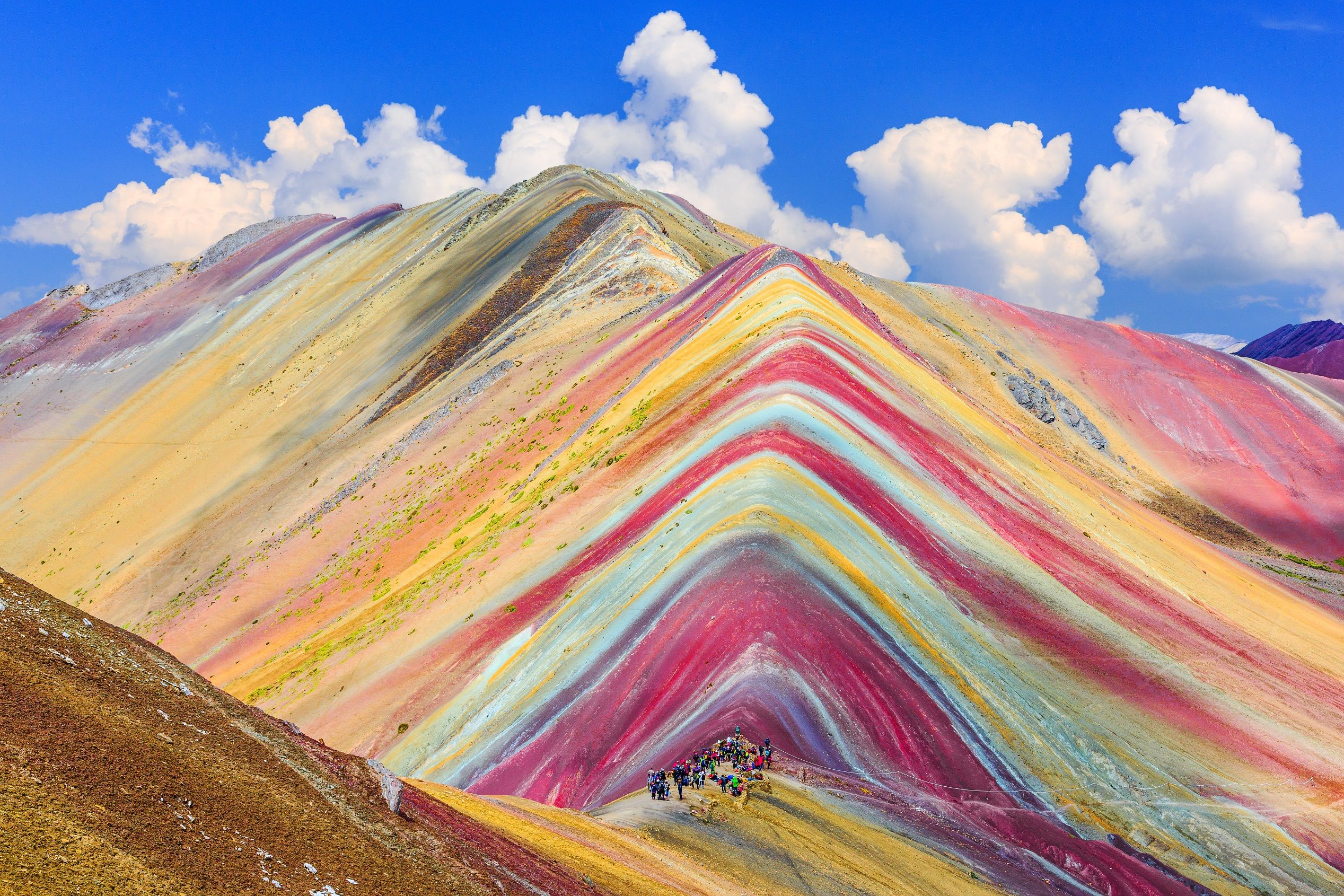 Bandiere tibetane colorate che ondolano. Montagne, nuvole e cielo