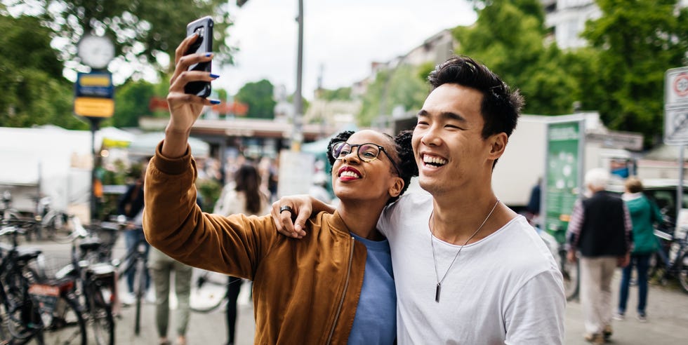 Pareja Joven De Turistas Tomándose Una Foto joven pareja de turistas tomándose una foto