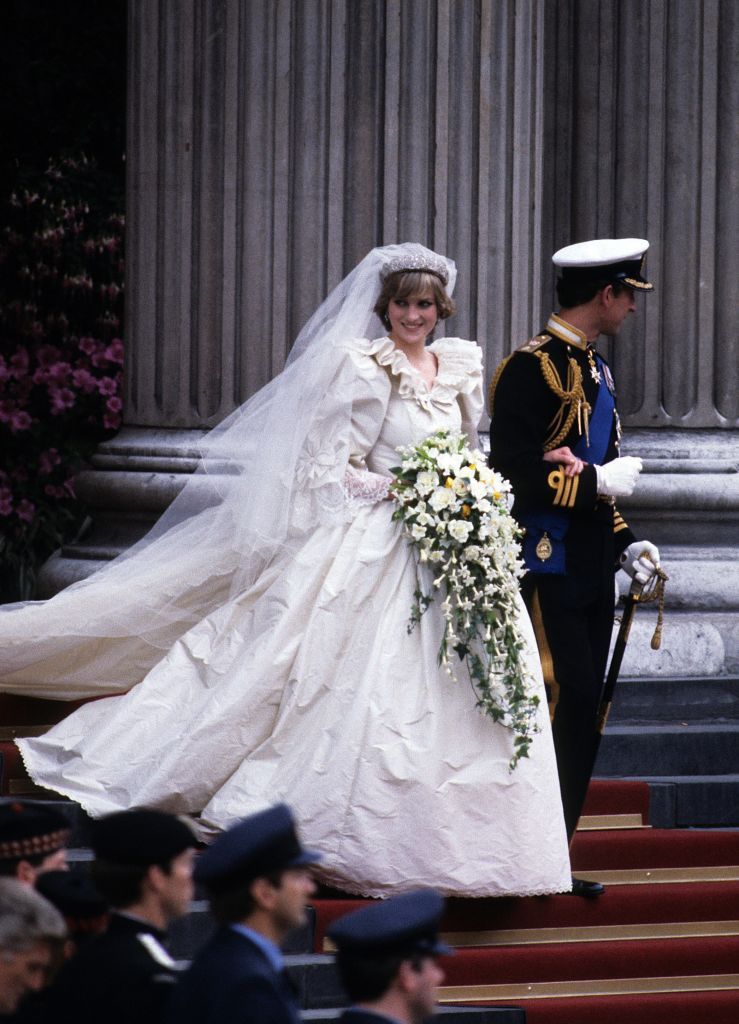 Extravagant wedding ball gown with a 4ms veil(unworn) - on Bride2bride