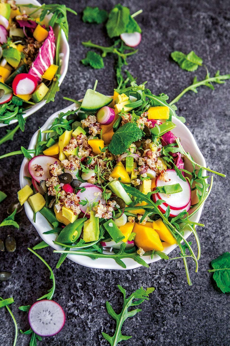 ensalada de quinoa con rábanos y mango