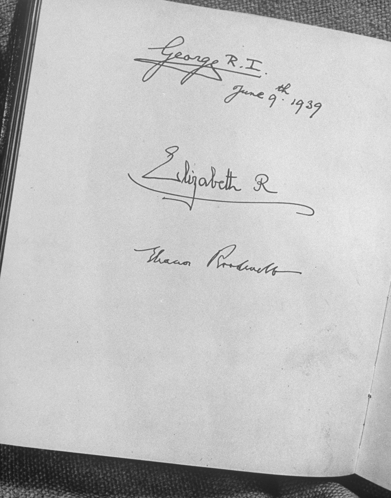 queen elizabeth 2 signature