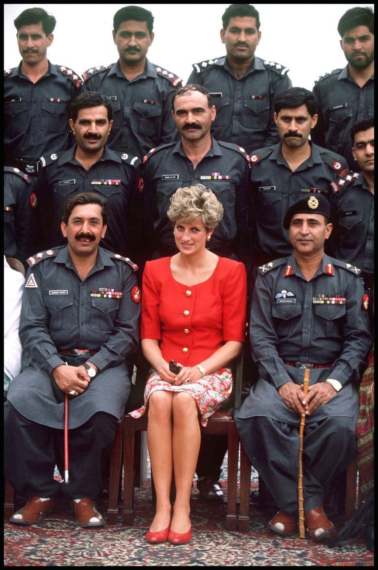 ﻿1991年9月、パキスタンのハイバル峠に訪問中、カイバーライフル連隊と記念撮影をしたダイアナ元妃。