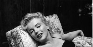 Marilyn Monroe en una fiesta de prensa en su casa elle.es
