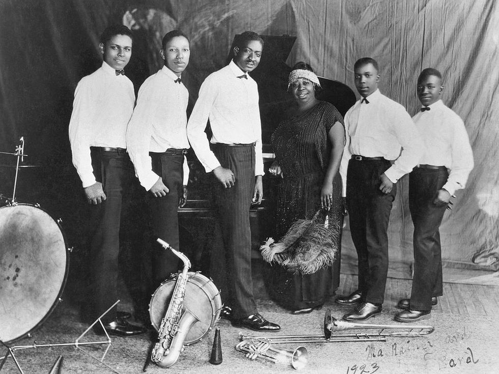 chicago   1923  mother of the blues ma rainey and her band the rabbit foot minstrels l r ed pollock, albert wynn, thomas a dorsey, ma gertrude rainey, dave nelson and gabriel washington pose for a portrait in 1923 in chicago, illinois  photo by michael ochs archivesgetty images
