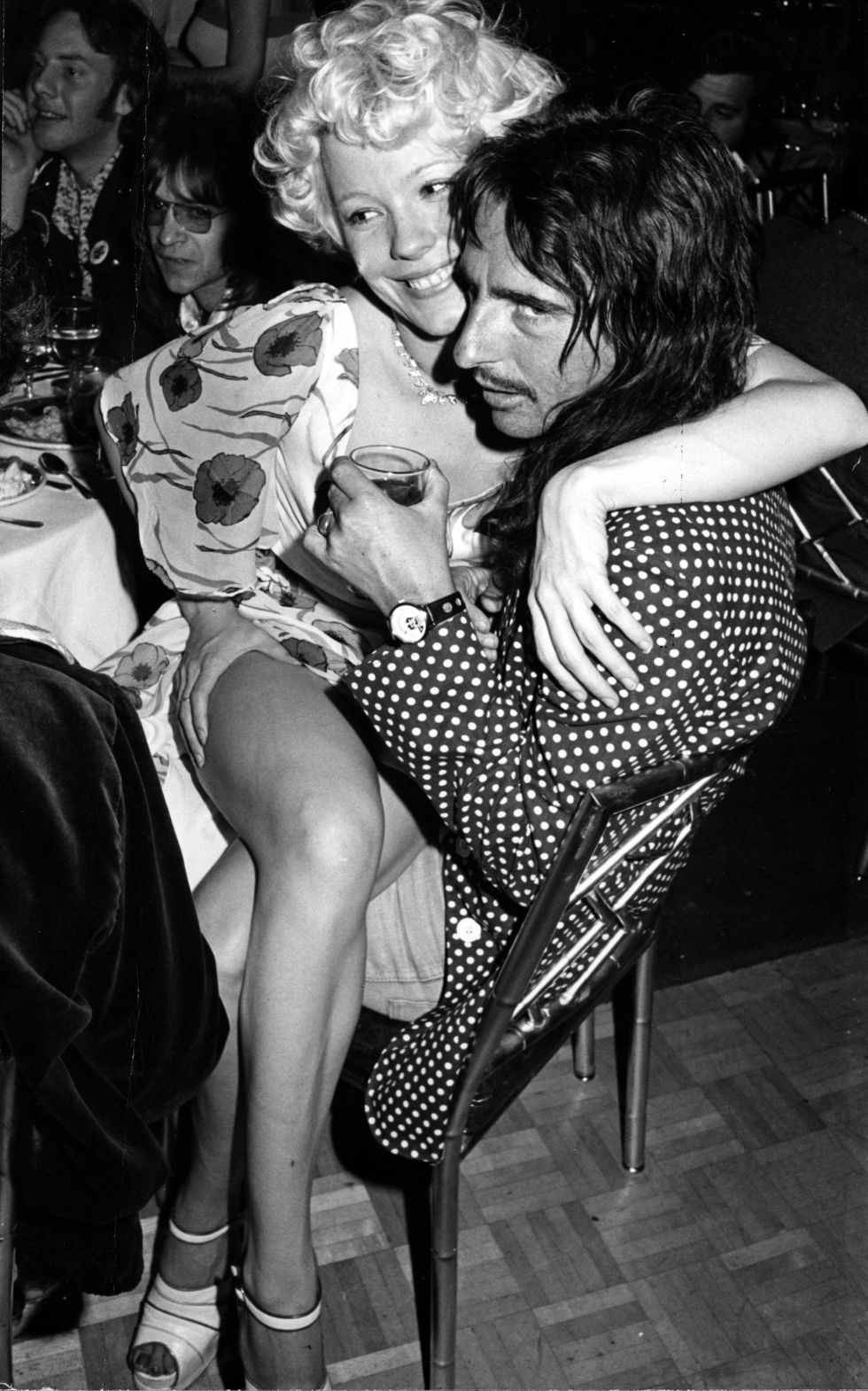 unspecified   january 01  alice cooper with pamela des barres and rodney bingenheimer in the background  photo by michael ochs archivesgetty images