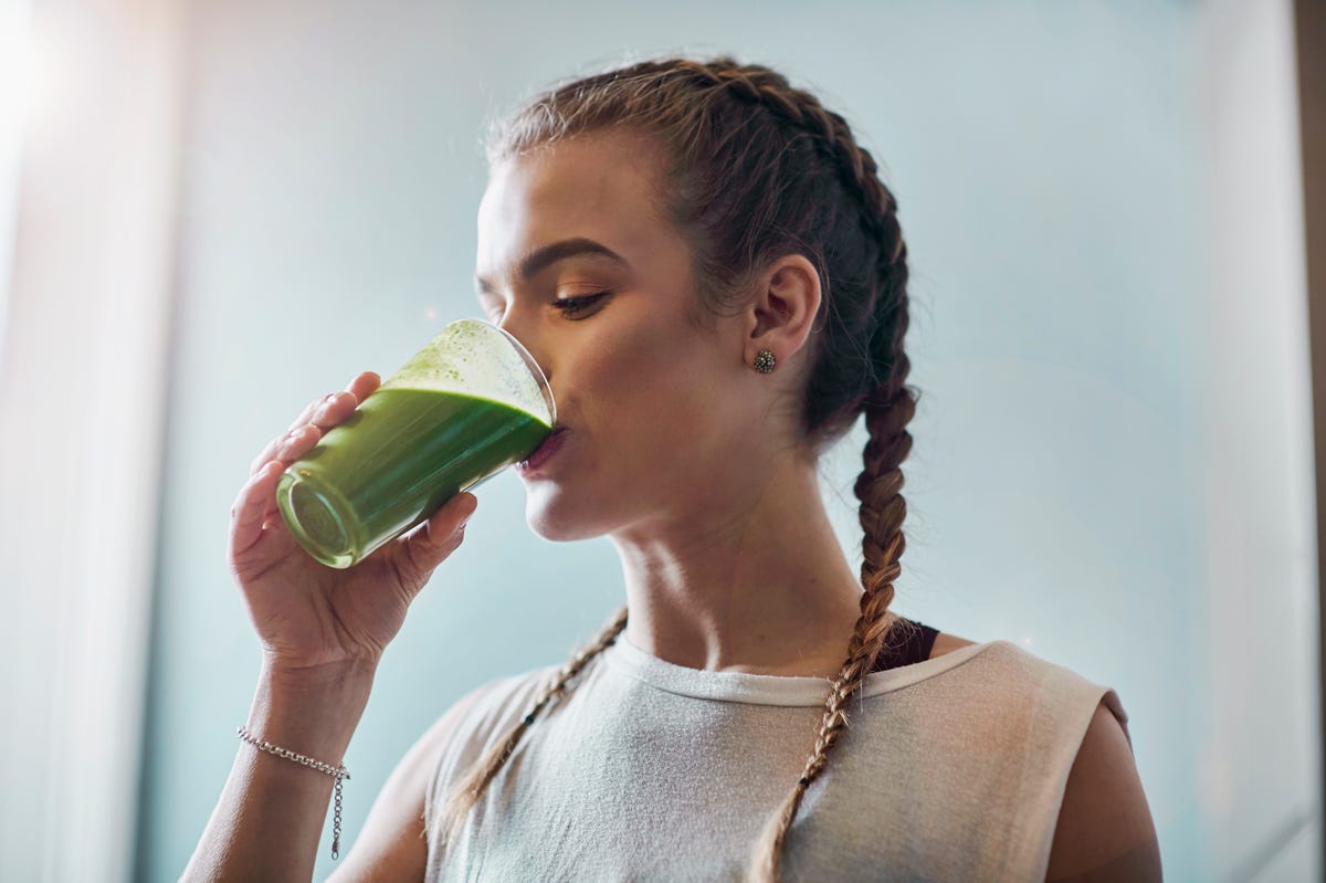 smoothie drinken in de keuken met een blender