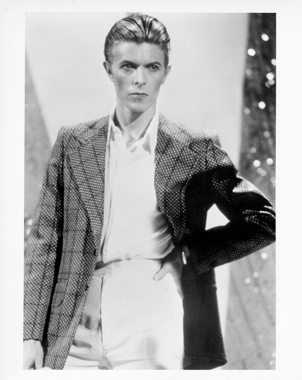 1976 musician david bowie poses for a portrait in circa 1976 photo by michael ochs archivesgetty images