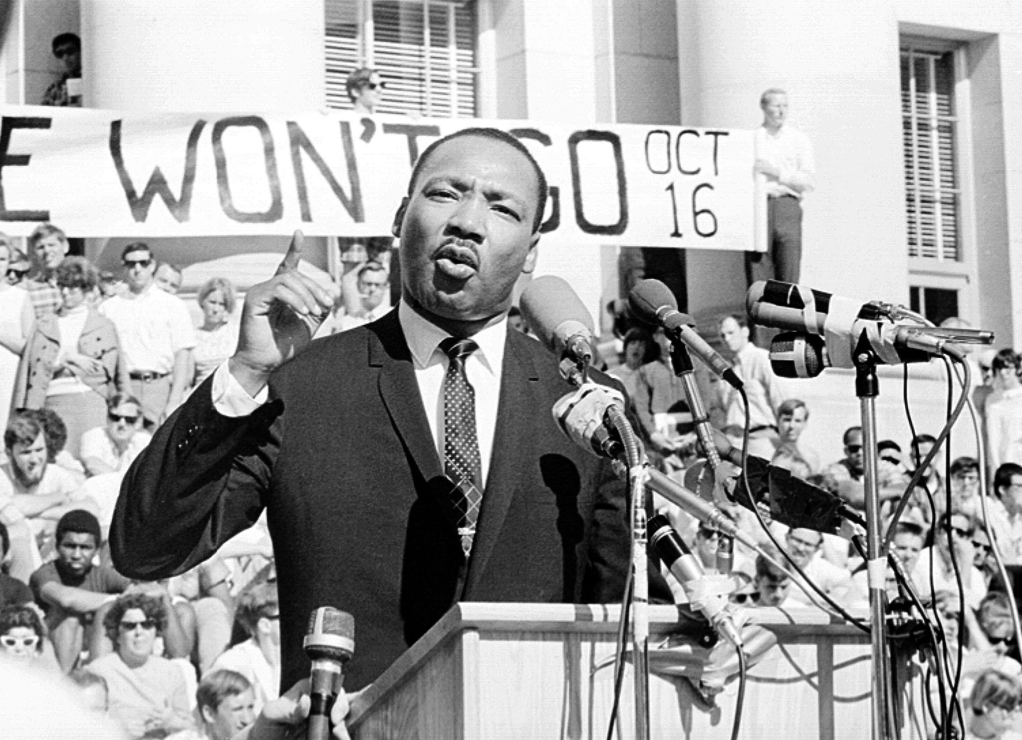 civil rights leader reverend martin luther king, jr delivers a speech to a crowd of approximately 7,000 people on may 17, 1967 at uc berkeleys sproul plaza in berkeley, california photo by michael ochs archivesgetty images