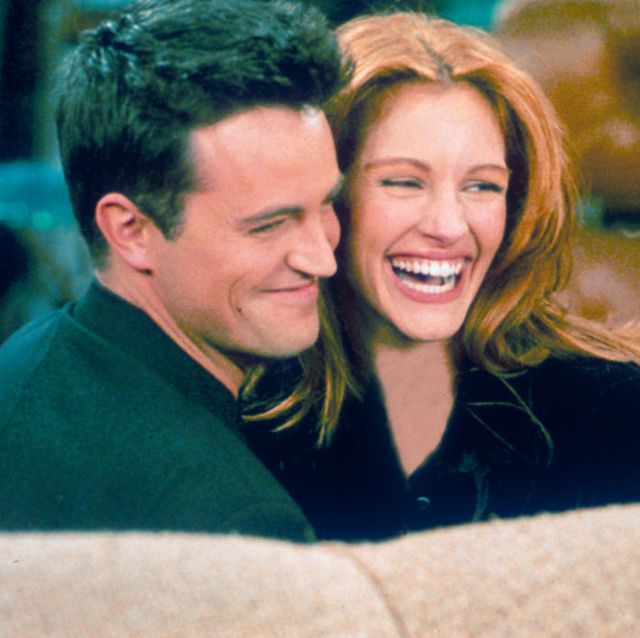 304422 21 actor matthew perry and actress julia roberts hug each other on the set of friends photo by liaison