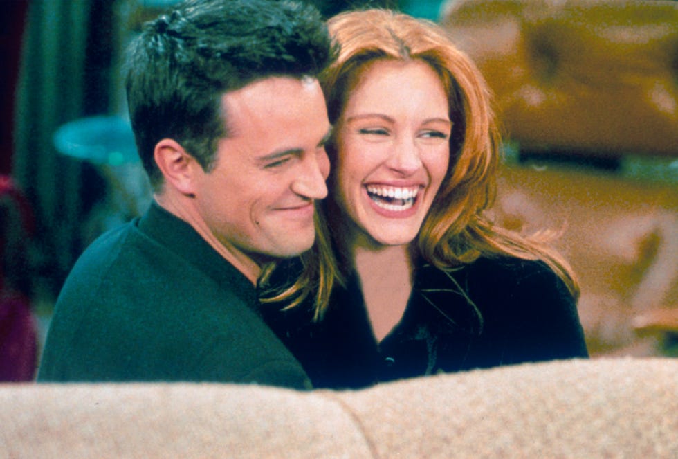 304422 21 actor matthew perry and actress julia roberts hug each other on the set of friends photo by liaison