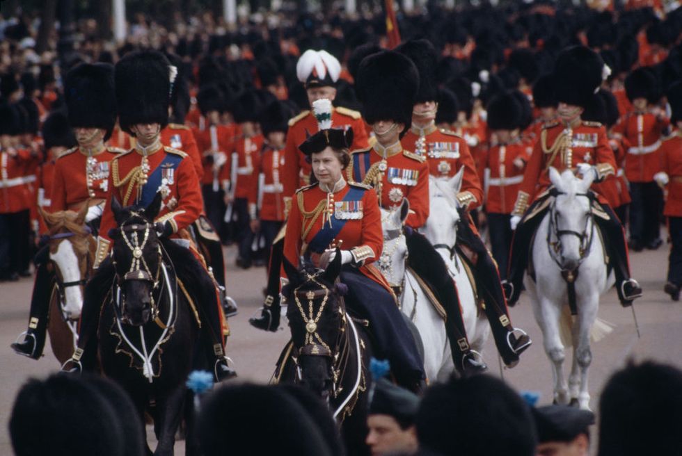 queen elizabeth tijdens feestdag trooping the colour 1981