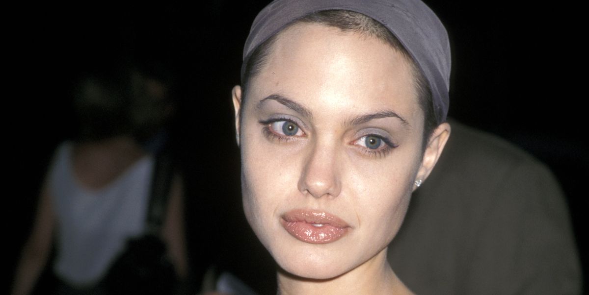 I sandali di Angelina Jolie starring nel look più (im)probabile Anni 90