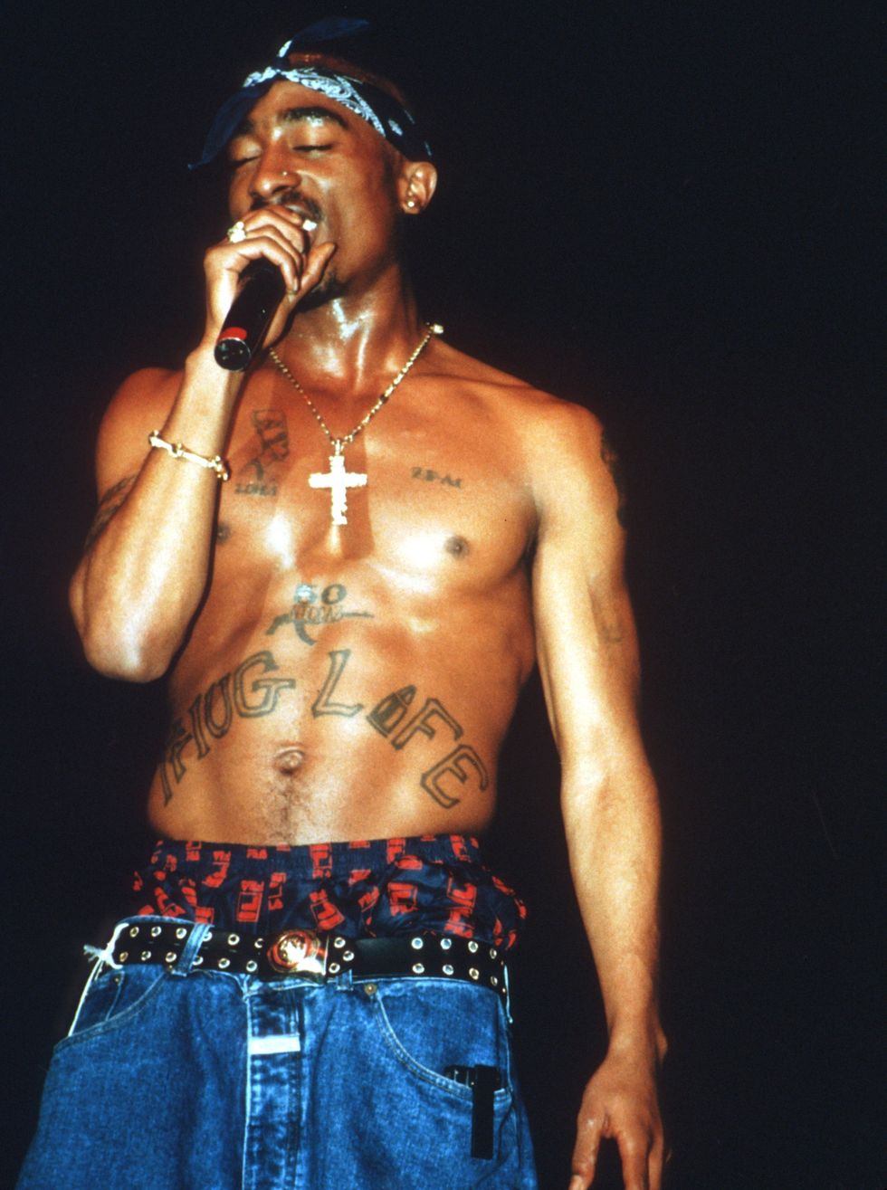 chicago   march 1994 rapper tupac shakur performs onstage in 1994 in chicago, illinois  photo by raymond boydmichael ochs archivesgetty images
