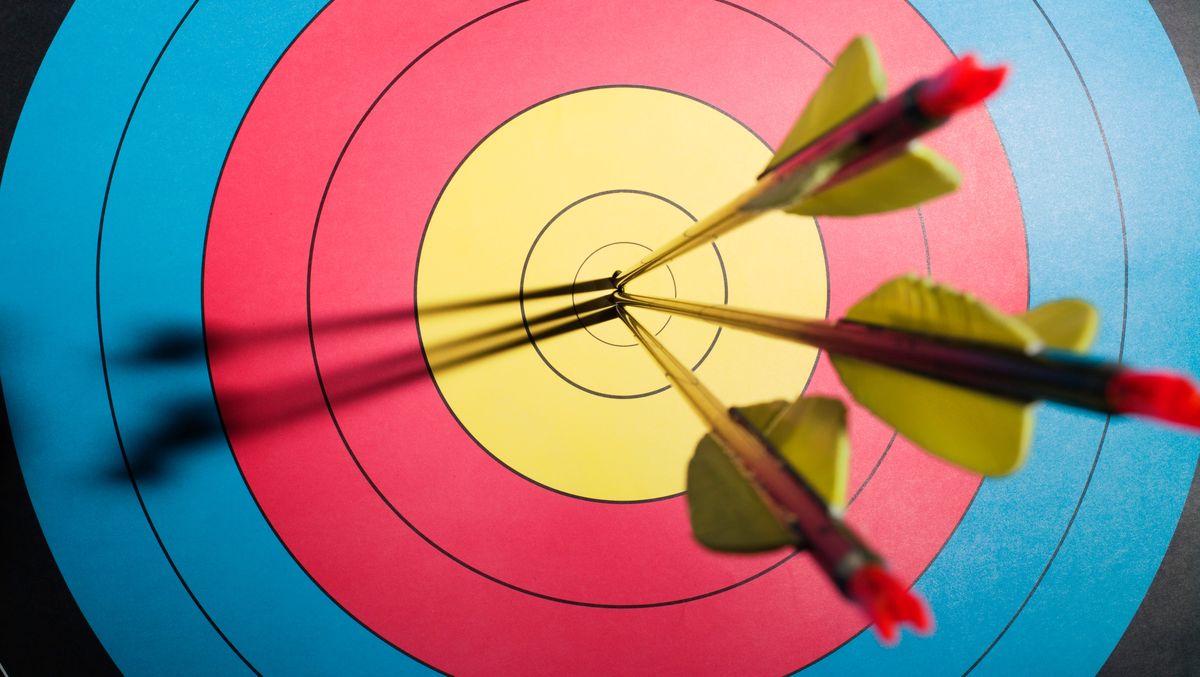 Target archery, Circle, Colorfulness, Archery, Recreation, Dart, Precision sports, Individual sports, Arrow, 