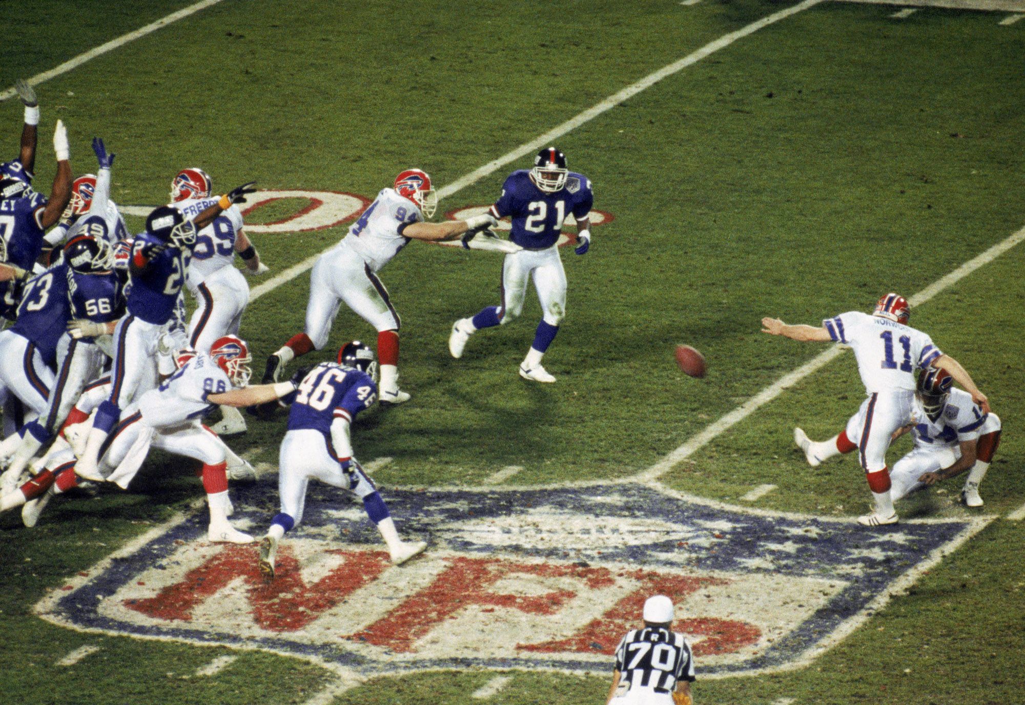 Kevin Dyson of the Titans on the last play of Super Bowl XXXIV at the  News Photo - Getty Images