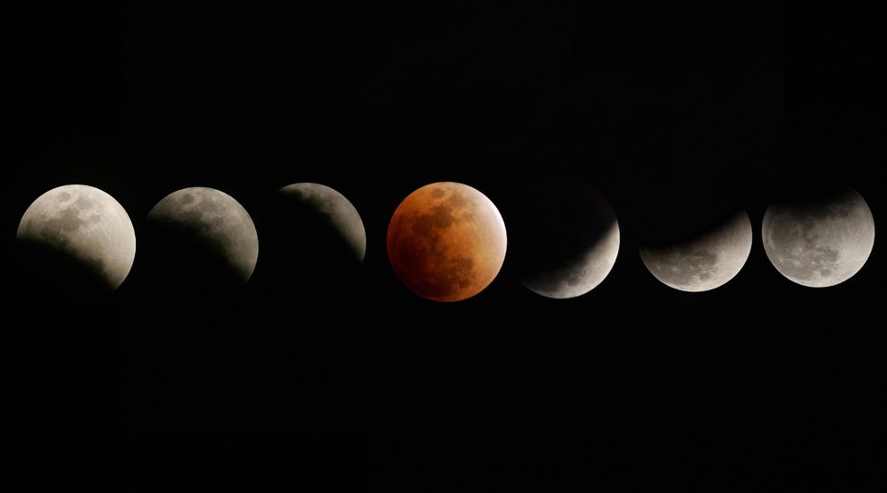 Tijdens een volledige maansverduistering op 20 februari 2008 trekt de schaduw van de aarde over de maan Deze samengestelde foto werd genomen in Titusville Florida en toont de verschillende fases van de eclips