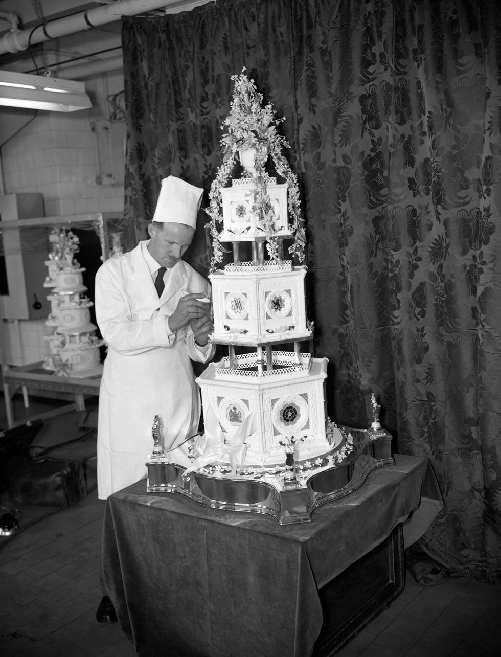 Photograph, White, Black, Black-and-white, Wedding cake, Monochrome photography, Cake decorating, Sugar paste, Wedding ceremony supply, Cake, 