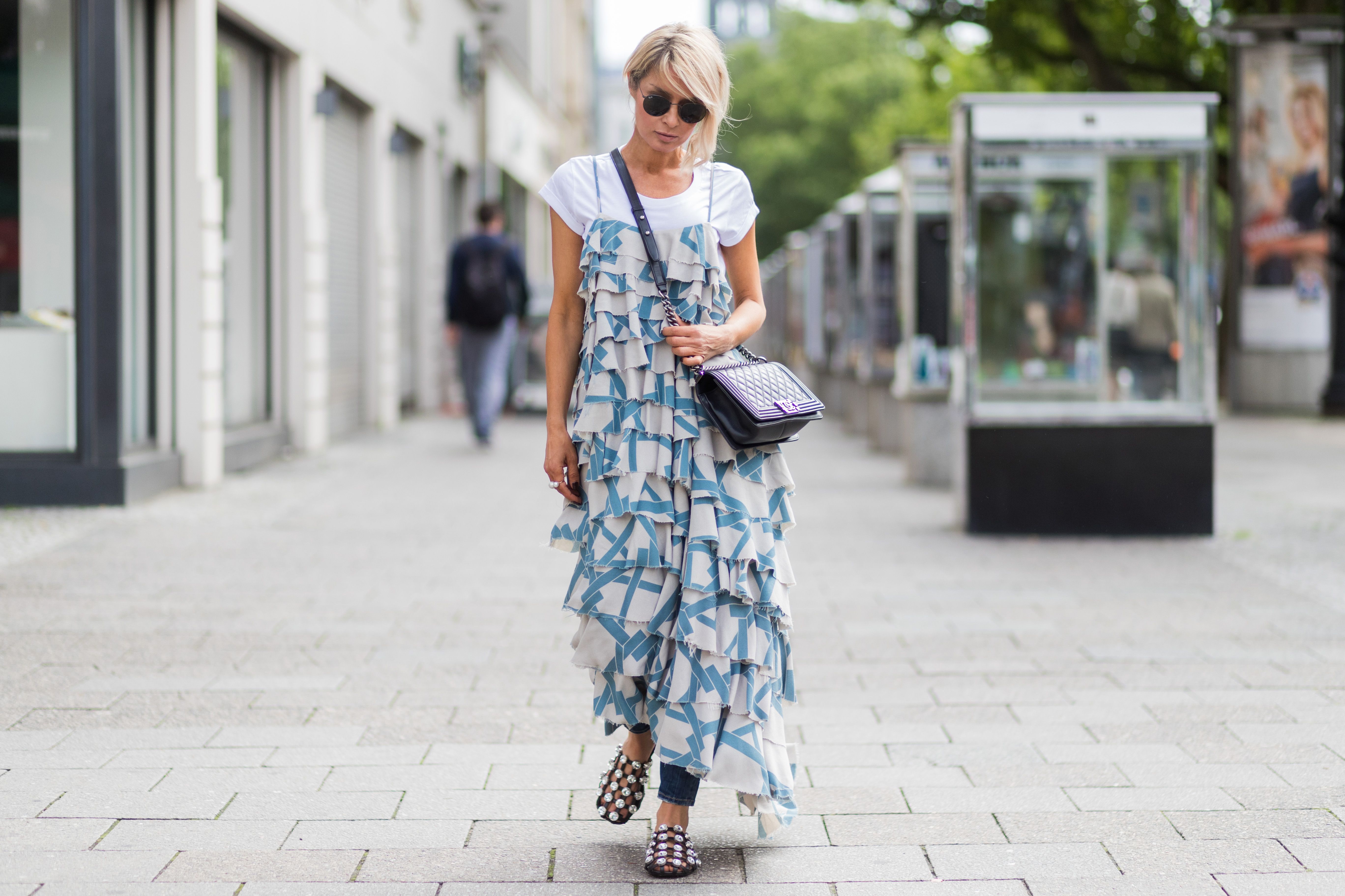 Vestido largo con camiseta blanca new arrivals