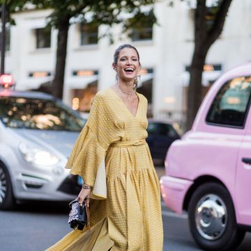 vestido amarillo midi en el street style de parís