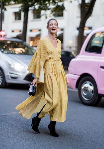 vestido amarillo midi en el street style de parís