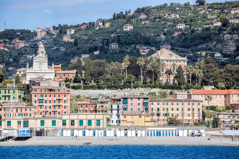 santa margherita ligure beach line with multicolored houses, palm trees and trees
04182017