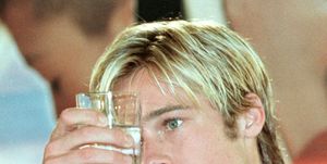 Brad Pitt met een glas water