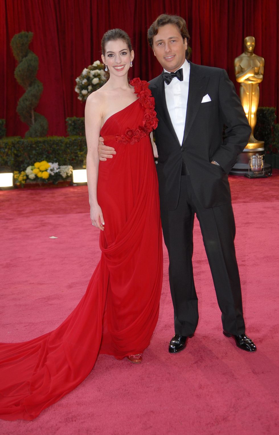 hollywood   february 24  anne hathaway and raffaello follieri arrives at the 80th annual academy awards at the kodak theatre on february 24, 2008 in los angeles, california  photo by bob riha jrwireimage