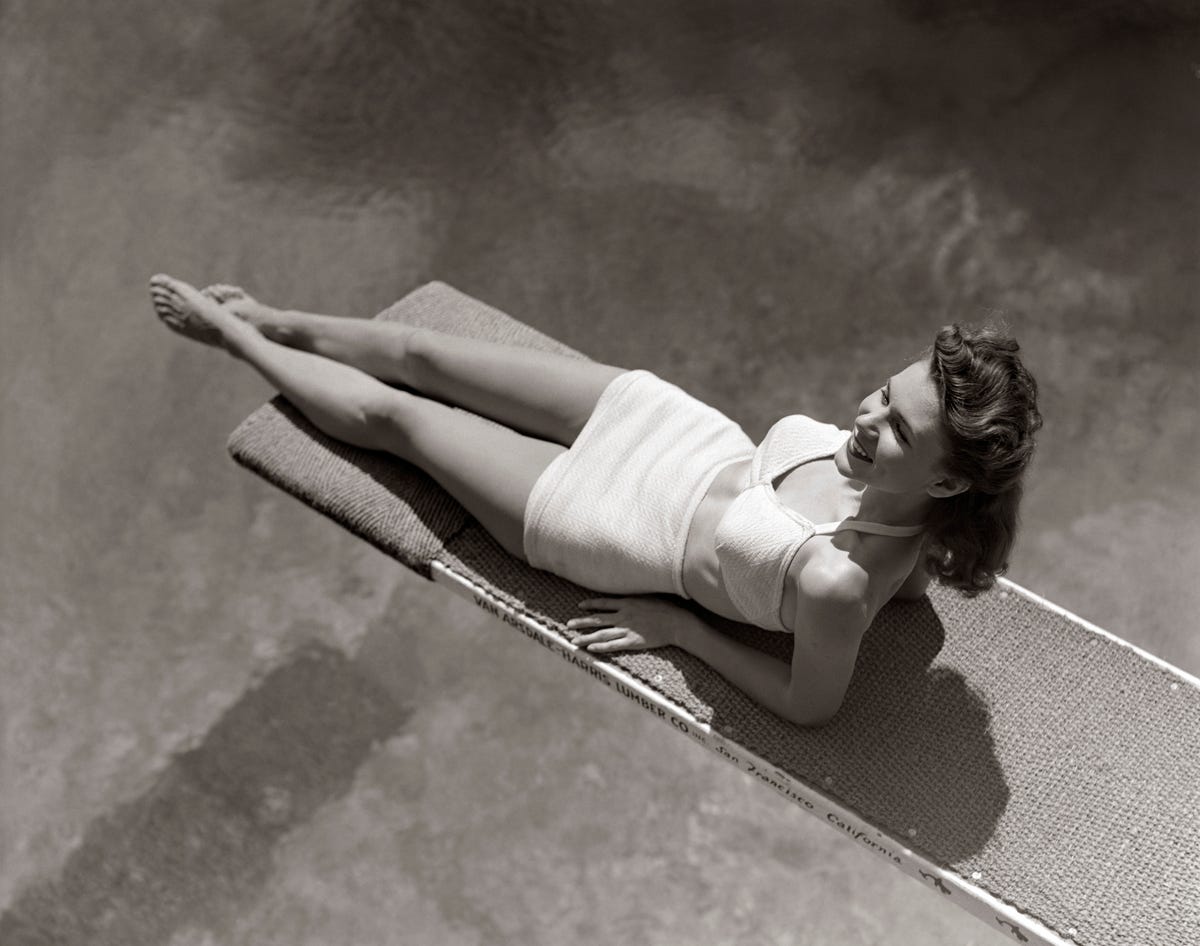 mujer piscina pelo