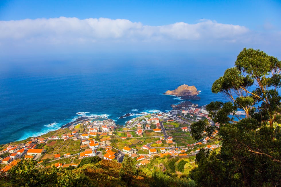 Ilha exótica no Oceano Atlântico Madeira é um pitoresco resort na costa oceânica com o conceito de exótico e ecoturismo