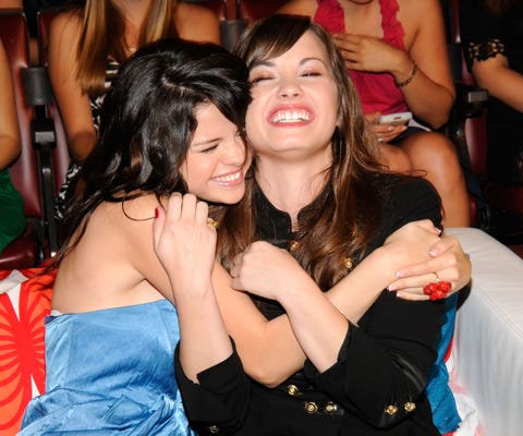 selena gomez and demi lovato kissing