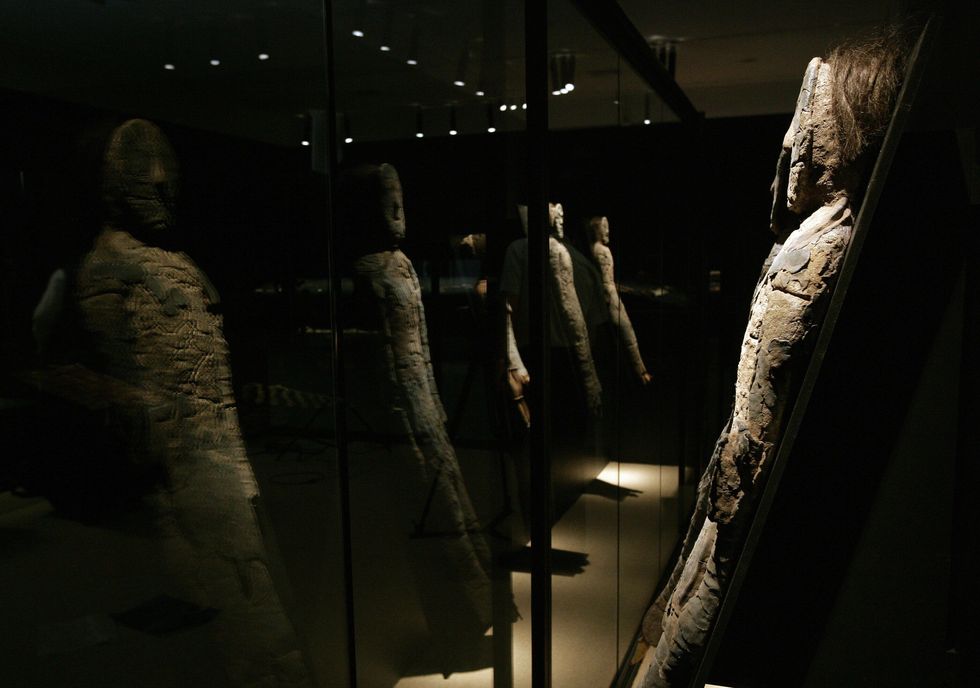 In het presidentile paleis in Santiago de Chile worden Chinchorromummies  die dateren uit de tijd tussen 5000 en 3000 v Chr  op een tentoonstelling in 2008 weerkaatst in een spiegel De mummies en de nederzettingen waarin ze werden gevonden zijn in 2022 opgenomen in de Werelderfgoedlijst van UNESCO