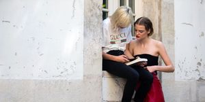 mujeres modelos durante la semana de la moda de parís con libro