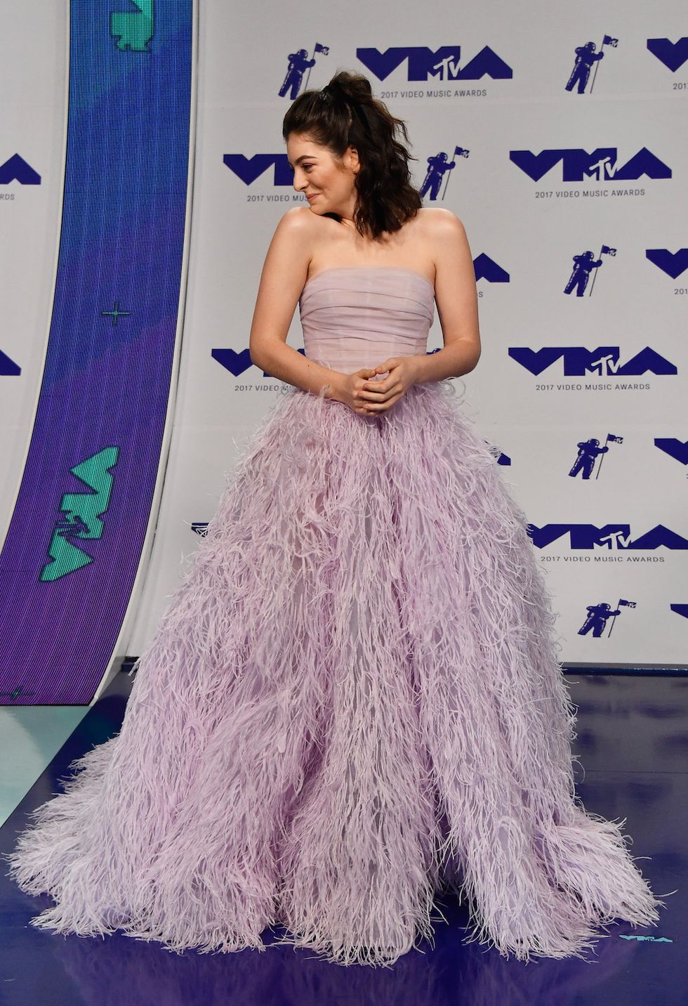 Lorde Dressed Like a Fairytale Princess Prom Queen for the 2017 VMAs ...