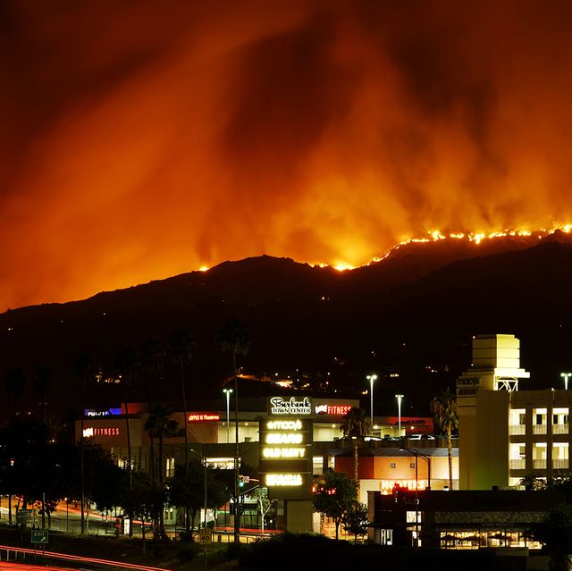 Sky, Night, Fire, Wildfire, Lighting, Smoke, City, Heat, Geological phenomenon, Metropolitan area, 