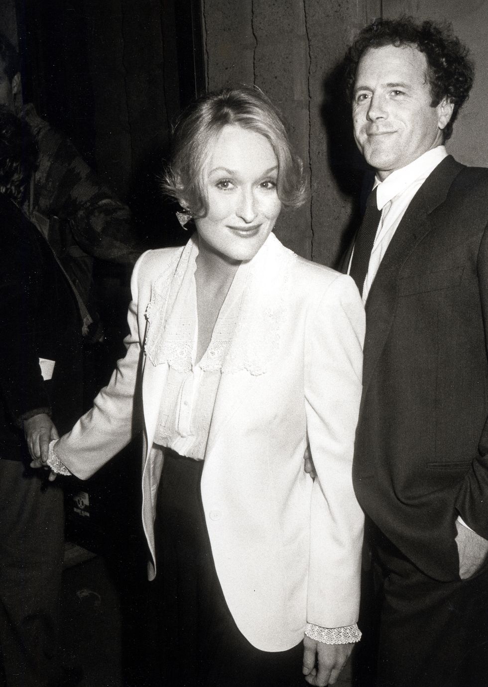 Meryl Streep con americana blanca y blusa de cuello y puños de encaje