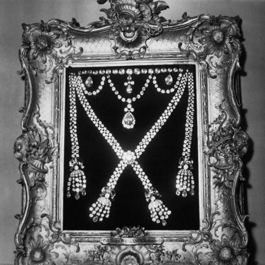 collier de diamants dit collier de la reine ayant appartenu à marie antoinette et présenté à lexposition qui lui est consacrée au château de versailles, france le 14 mai 1955 photo by keystone francegamma rapho via getty images